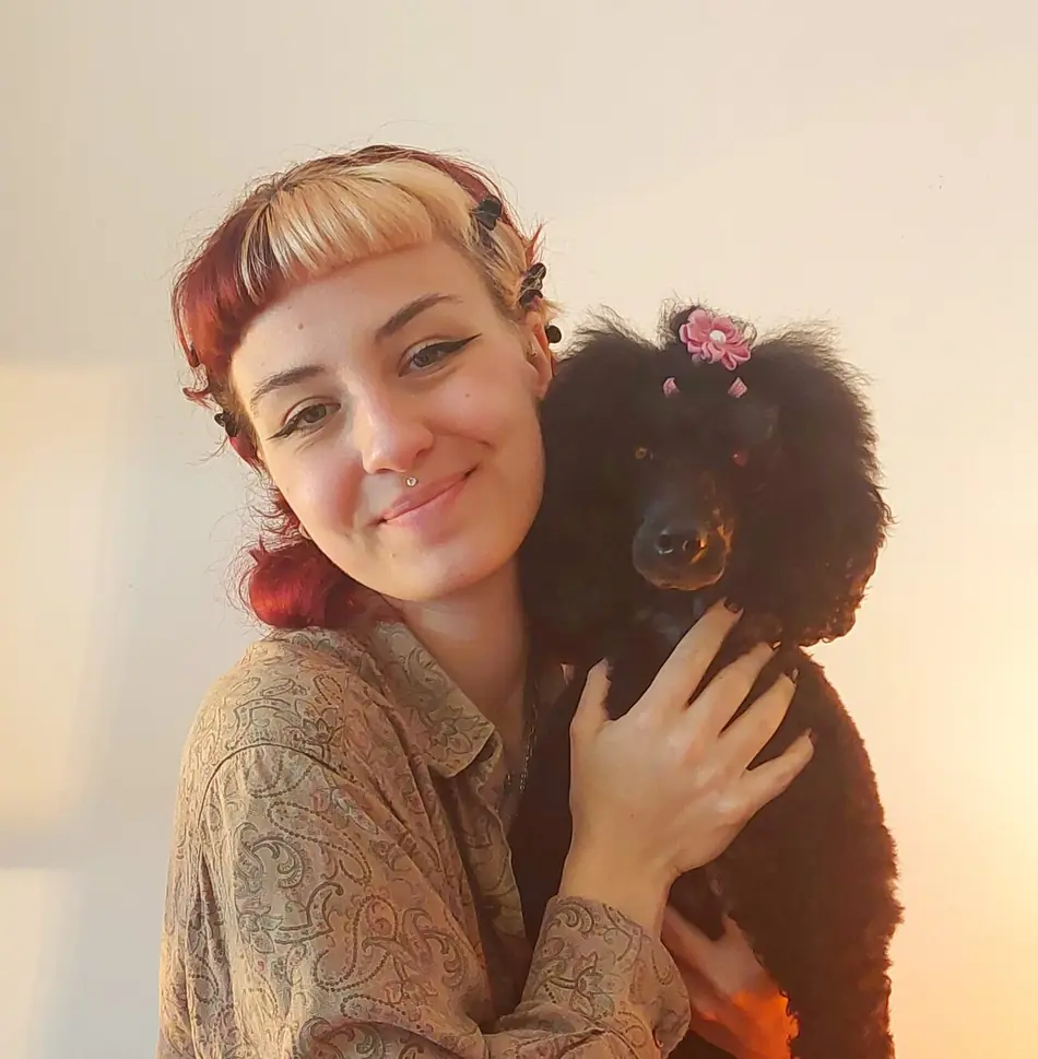 Tiphaine, toiletteuse certifiée du salon Les Pattes Soyeuses, avec sa chienne